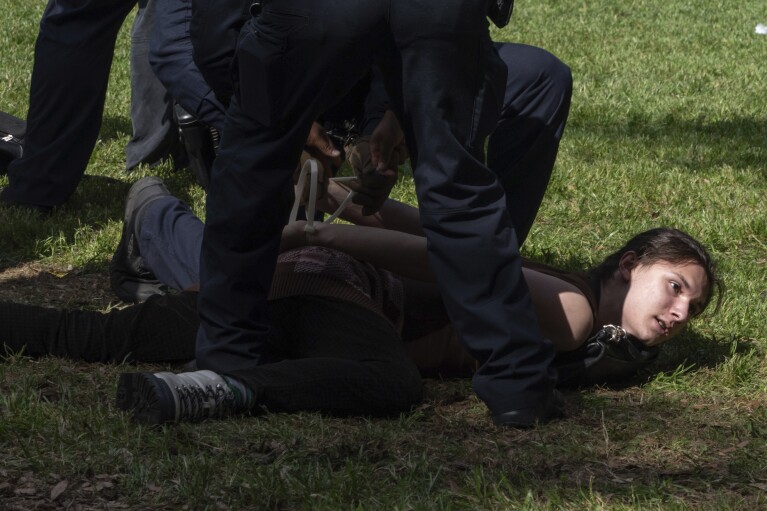 Un manifestante es arrestado por la policía de la Universidad de Texas durante una protesta pro palestina en la Universidad de Texas, en Austin, Texas, el miércoles 24 de abril de 2024.  (AP vía Mikala Compton/Austin American-Statesman)