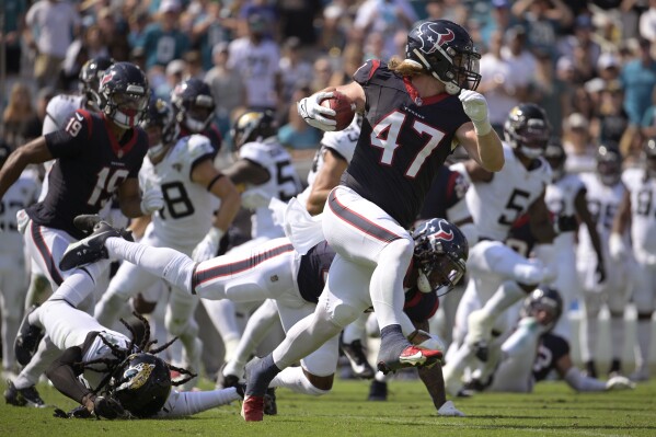 El fullback Andrew Beck (47), de los Texans de Houston, devuelve un kickoff para un touchdown en contra de los Jaguars de Jacksonville durante la segunda mitad del juego de la NFL, el domingo 24 de septiembre de 2023, en Jacksonville, Florida. (AP Foto/Phelan M. Ebenhack)