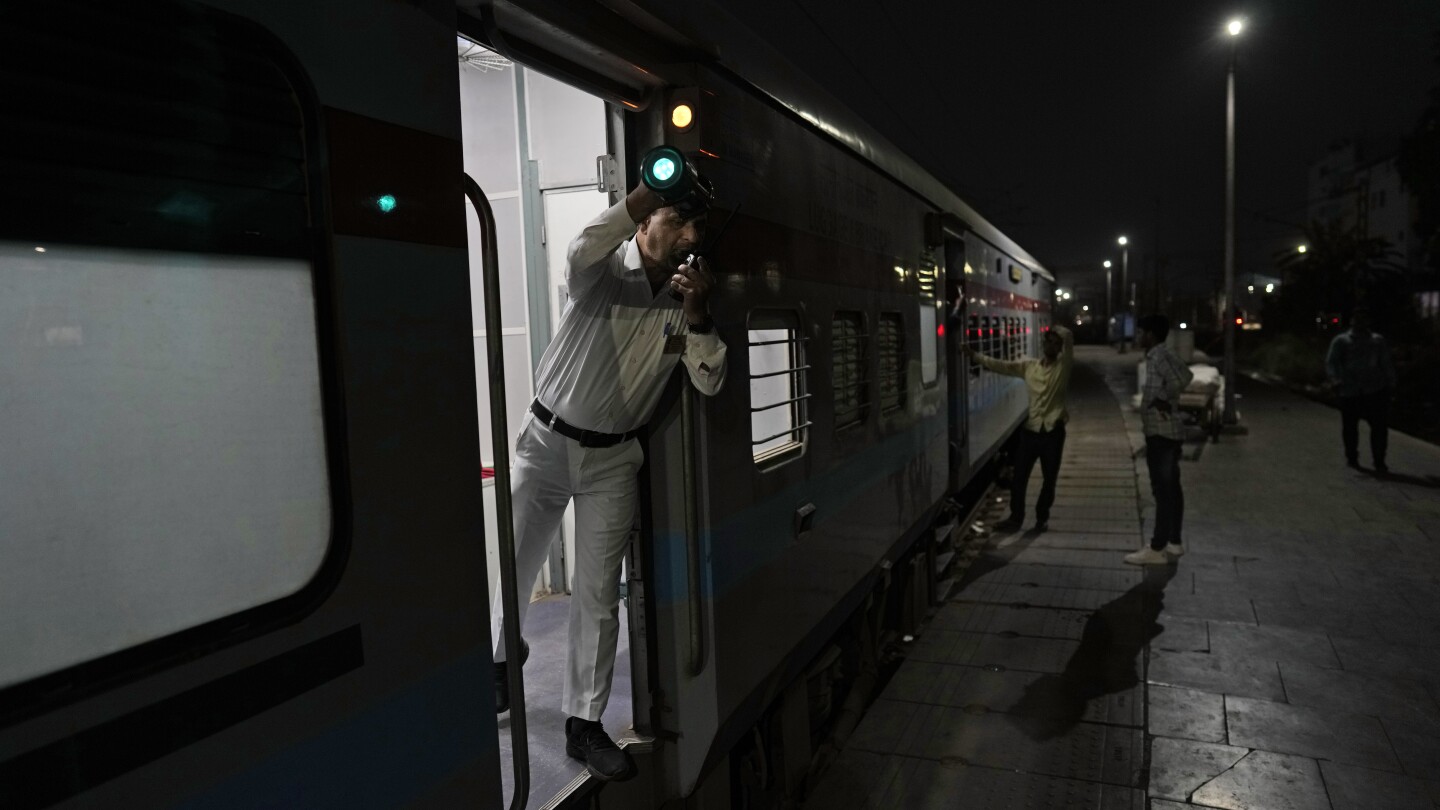 Индийските гласоподаватели анализират политиката на Моди, докато обикалят страната с влак