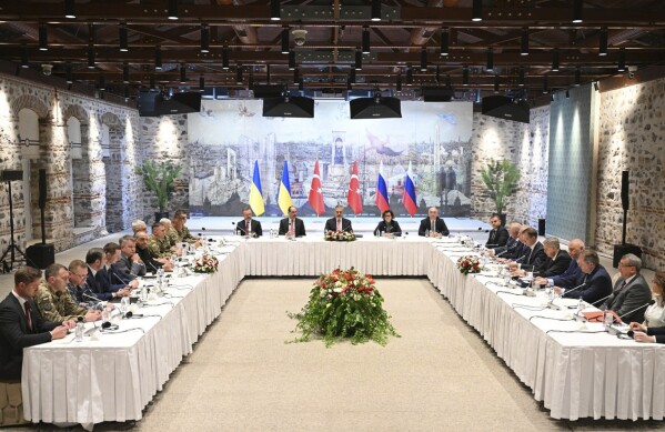 Các phái đoàn Nga và Ukraine tham dự các cuộc đàm phán tại cung điện Dolmabache, ở Istanbul, Thổ Nhĩ Kỳ, thứ sáu, ngày 16 tháng 5 năm 2025. (Ramil Sitdikov, Sputnik Pool Photo qua AP)