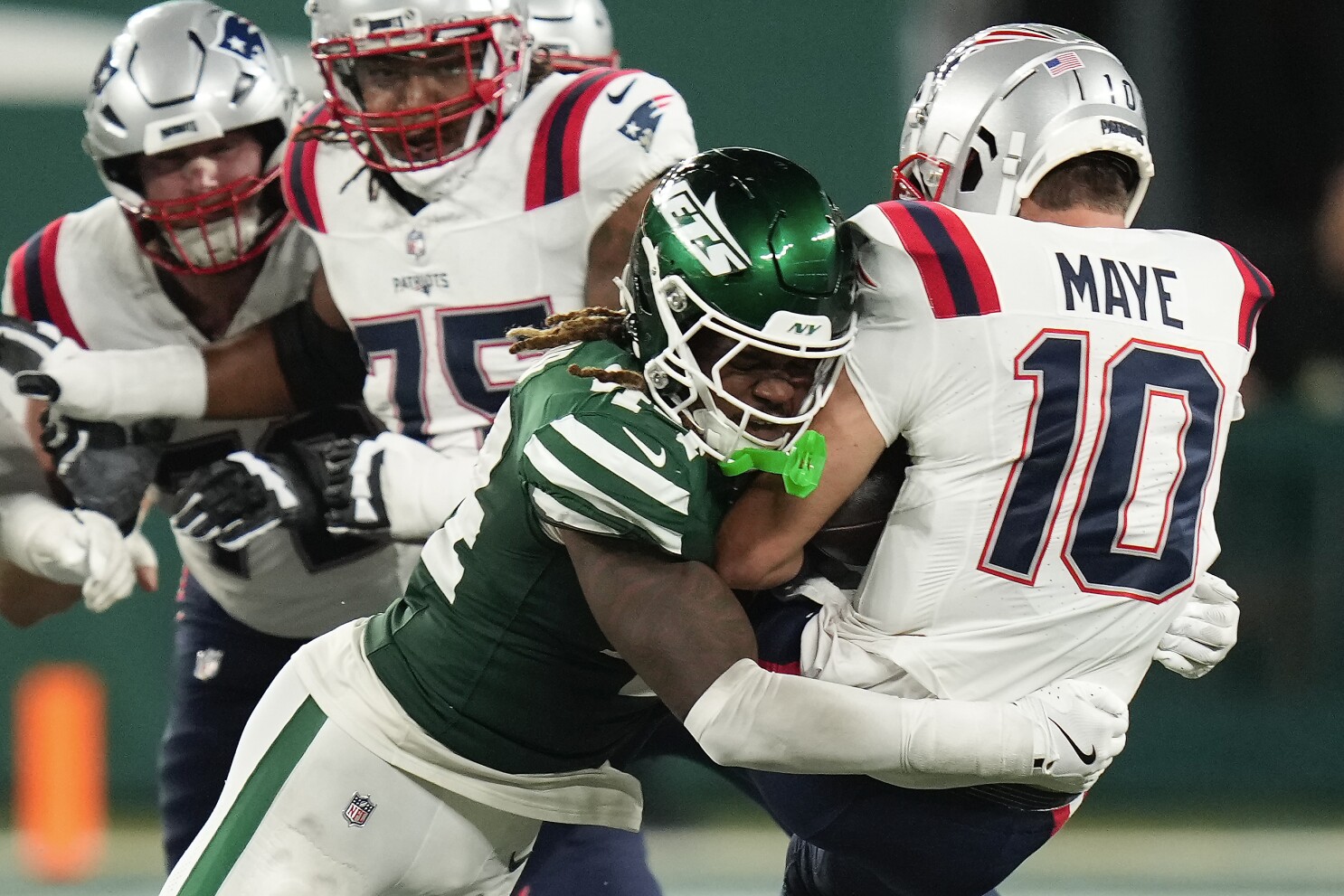Patriots say it's not time yet to turn to Drake Maye at starting  quarterback | AP News