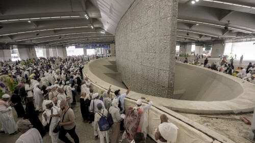 Οι προσκυνητές εκτοξεύουν πέτρες σε έναν στύλο συμβολίζοντας τον λιθοβολισμό του Διαβόλου, το τελευταίο τελετουργικό του ετήσιου Χατζ, στη Μίνα κοντά στην ιερή πόλη της Μέκκας της Σαουδικής Αραβίας, Πέμπτη 29 Ιουνίου 2023. (AP Photo/Amr Nabil)