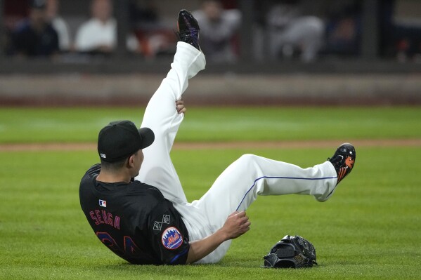 New York Mets' Kodai Senga grabs his leg as he reacts to an injury during the sixth inning of a baseball game against the Atlanta Braves, Friday, July 26, 2024, in New York. (ĢӰԺ Photo/Pamela Smith)