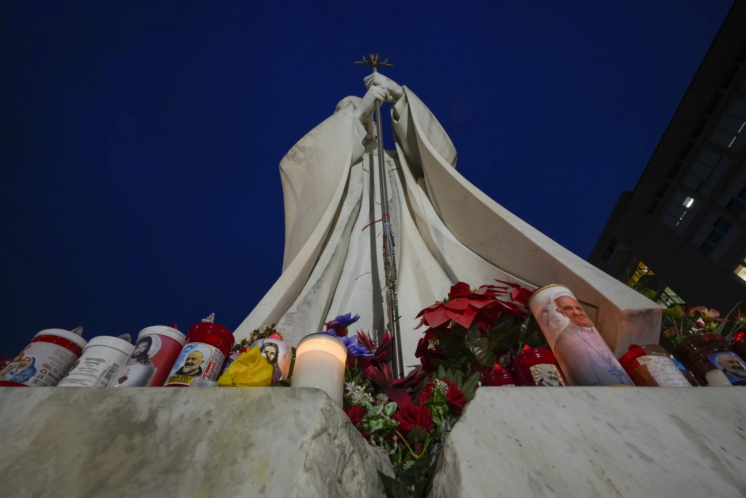 El papa Francisco, internado por neumonía, se levanta de la cama