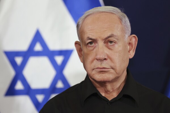 ARCHIVO - El primer ministro de Israel, Benjamin Netanyahu, asiste a una conferencia de prensa en la base militar Kirya en Tel Aviv, el 28 de octubre de 2023. (Abir Sultan/Pool Foto via AP, Archivo)