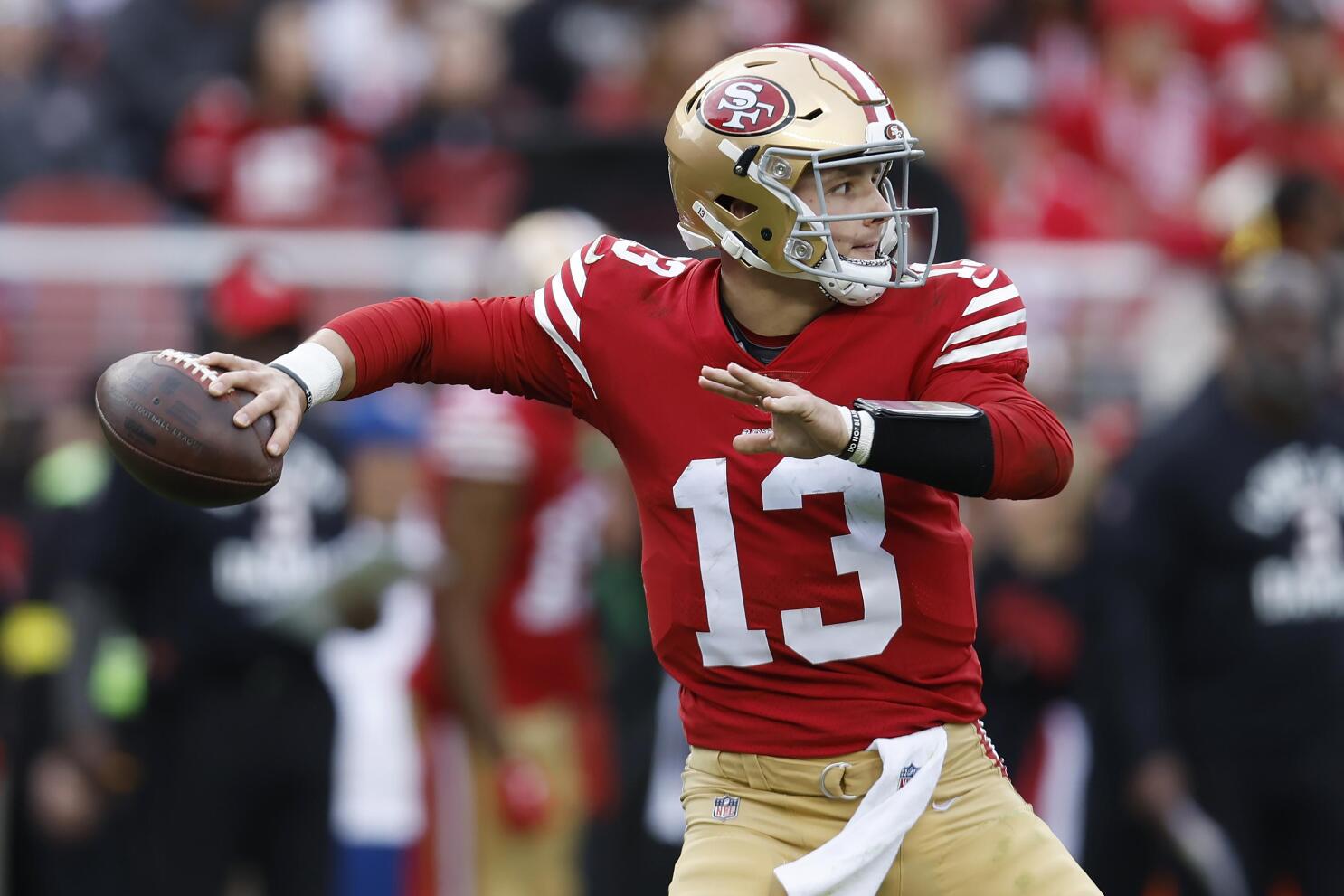 Purdy leads 49ers to 10th straight win, 38-13 over Cardinals | AP News