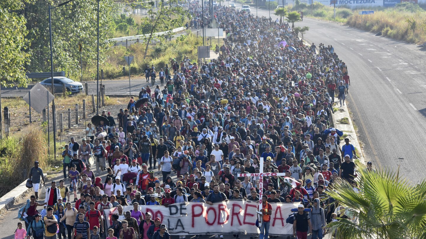 ТАПАЧУЛА Мексико AP — Разтегнат керван от мигранти от Централна