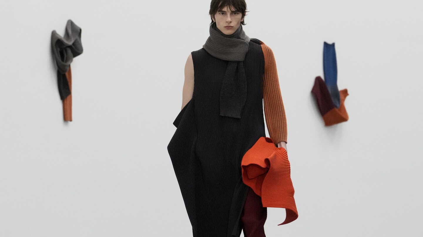 Issey Miyake показва платно от цветове на Седмицата на модата в Париж