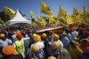 Los dolientes llevan el ataúd del líder de la comunidad sij y presidente del templo, Hardeep Singh Nijjar, durante Antim Darshan, la primera parte de un funeral de un día de duración para él, en Surrey, Columbia Británica, el domingo 25 de junio de 2023. Canadá expulsó a un alto diplomático indio lunes 18 de septiembre, mientras investiga lo que el Primer Ministro Justin Trudeau llamó acusaciones creíbles de que el gobierno de la India podría haber tenido vínculos con el asesinato del activista sij.  (Darryl Dyck/The Canadian Press vía AP)