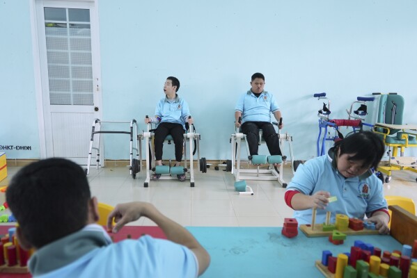 Học sinh tham dự lớp vật lý trị liệu tại một trường học dành cho nạn nhân chất độc da cam ở Đà Nẵng, Việt Nam, ngày 7 tháng 3 năm 2025. (Ảnh AP/Hau Dinh)