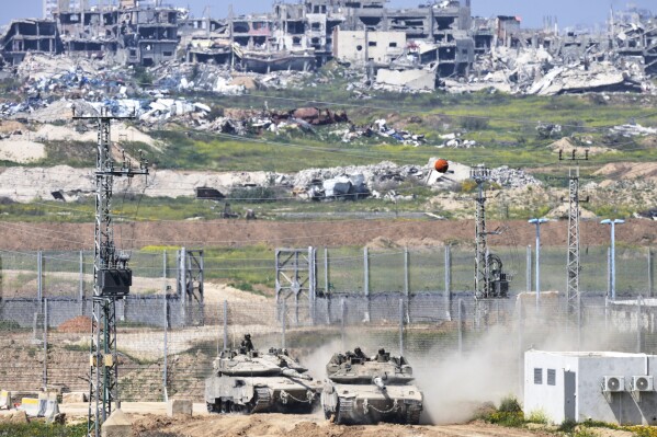 Xe tăng Israel di chuyển trên biên giới với phía bắc Dải Gaza nhìn từ phía nam Israel, thứ ba, ngày 18 tháng 3 năm 2025. (Ảnh AP/Ohad Zwigenberg)