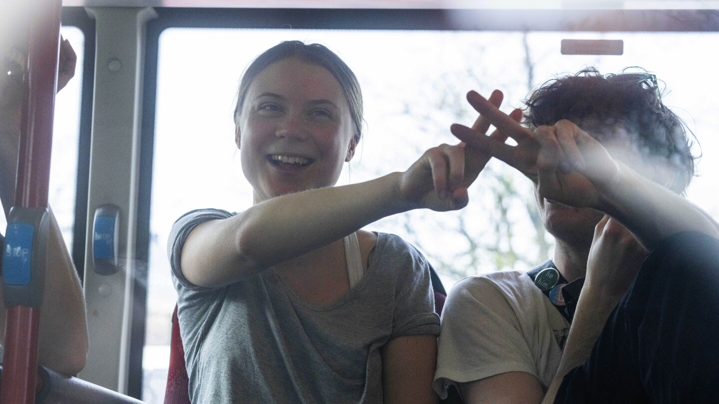 Холандската полиция задържа активистката Грета Тунберг на демонстрация за климата в Хага