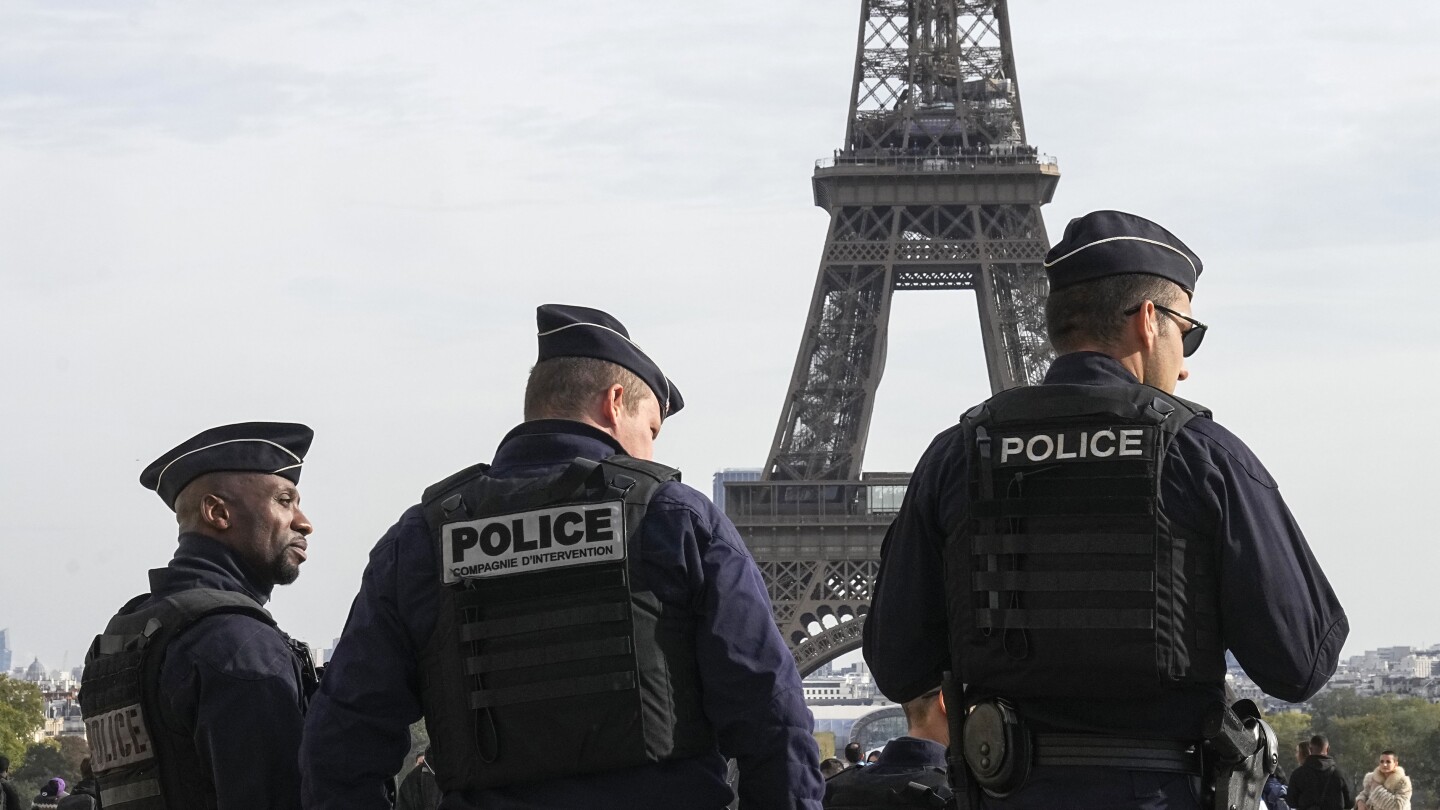 ПАРИЖ AP — Трима мъже са разследвани във Франция по