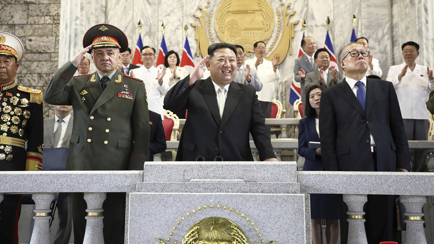 Russische und chinesische Delegierte nehmen gemeinsam mit dem nordkoreanischen Machthaber Kim an einer Parade teil, bei der seine neuesten Raketen gezeigt werden