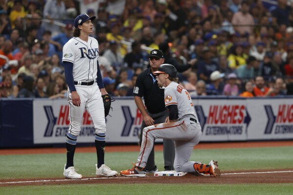 Orioles move into AL East lead, beat Dodgers 8-5 behind Urías' 3