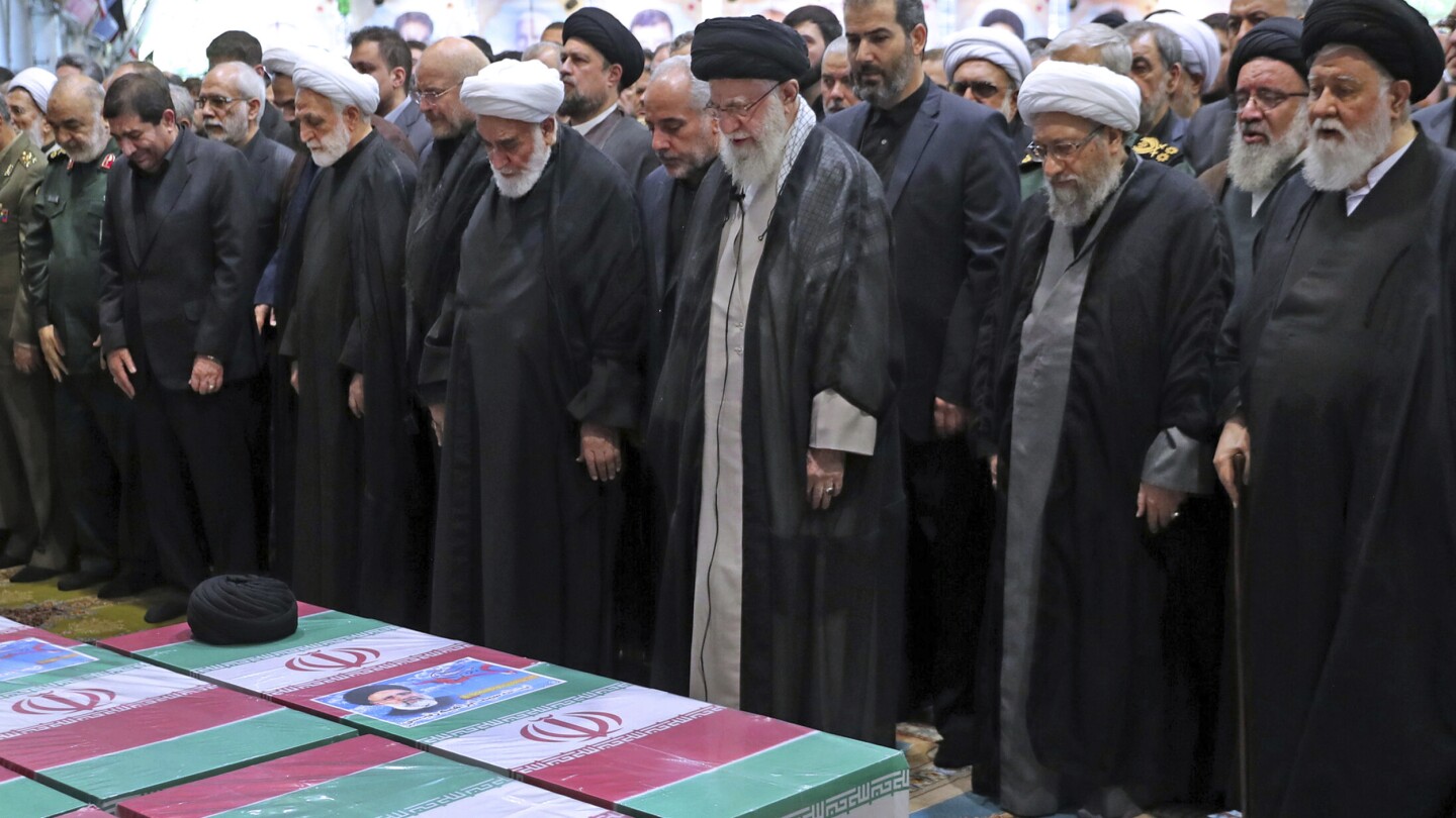 Le guide suprême iranien prie lors des funérailles du président