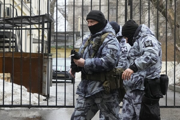 Guardias de seguridad en la Corte del Distrito de Basmanny en Moscú el 24 de marzo de 2024. (Foto AP/Alexander Zemlianichenko)