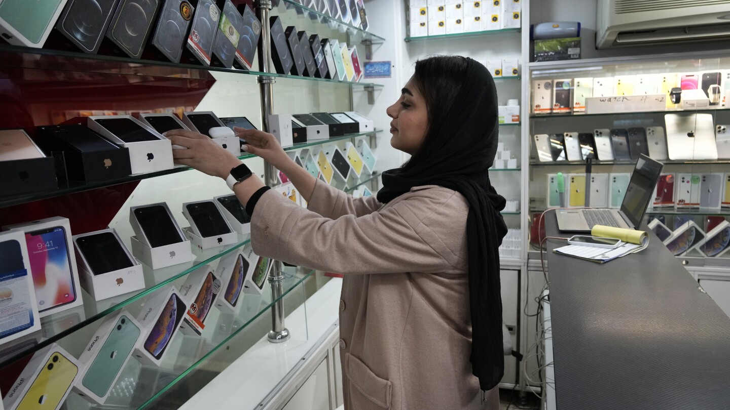 Нагла измама с iPhone в Иран отразява икономическите борби и напрежението със Запада