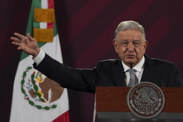 El presidente de México, Andrés Manuel López Obrador, da su conferencia de prensa matutina en el Palacio Nacional de la Ciudad de México, el martes 28 de febrero de 2023. (AP Foto/Marco Ugarte)