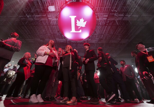 Os apoiadores do Partido Liberal torcem sobre os resultados na sede da noite no partido em Ottawa, Ontário, segunda -feira, 28 de abril de 2025. (Nathan Denette/The Canadian Press via AP)
