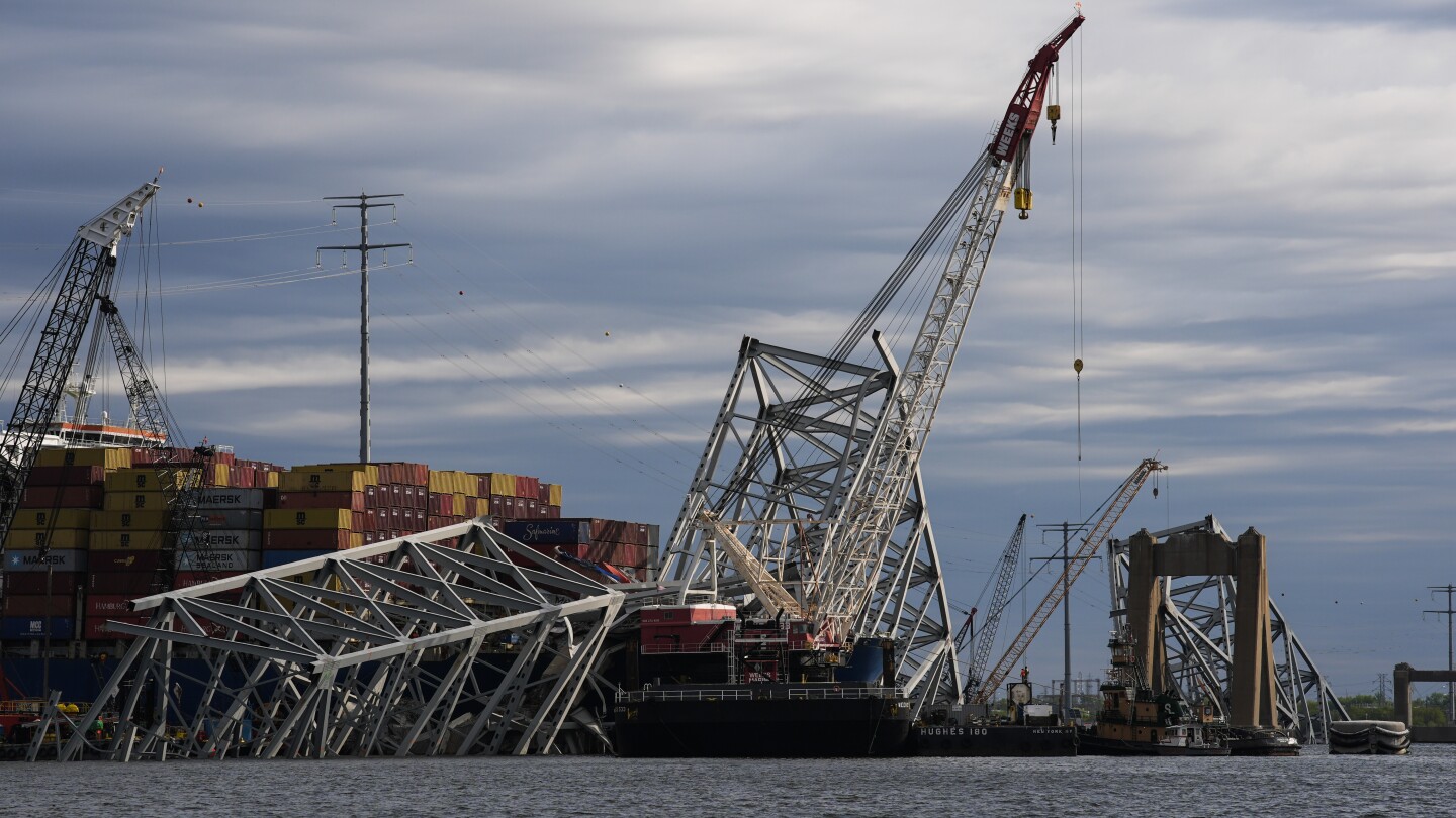 Корабът, който свали моста на Балтимор, ще бъде изваден от мястото на срутването през следващите седмици