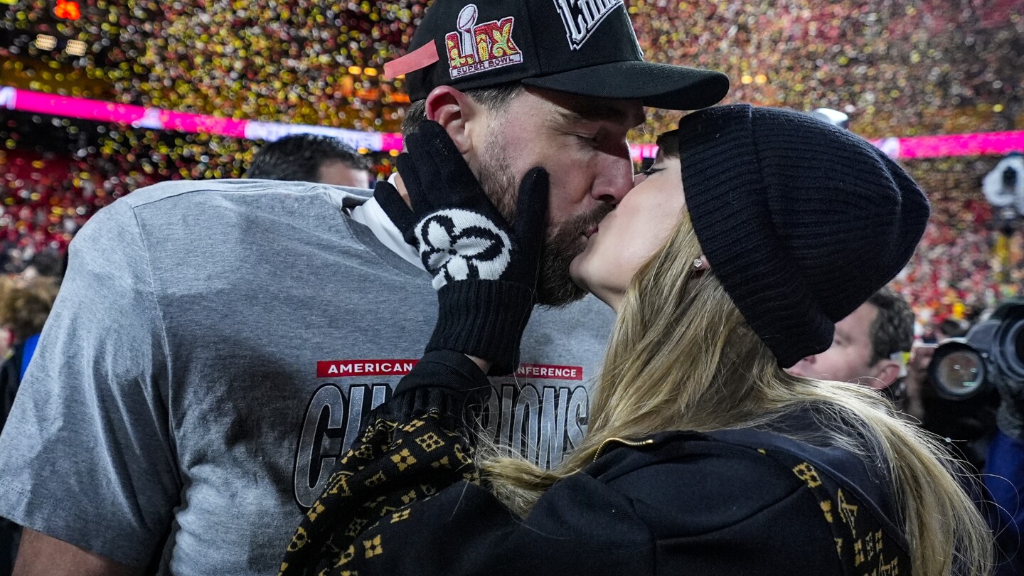 Taylor Swift observa o namorado Travis Kelce como Chiefs venceu as contas
 #ÚltimasNotícias