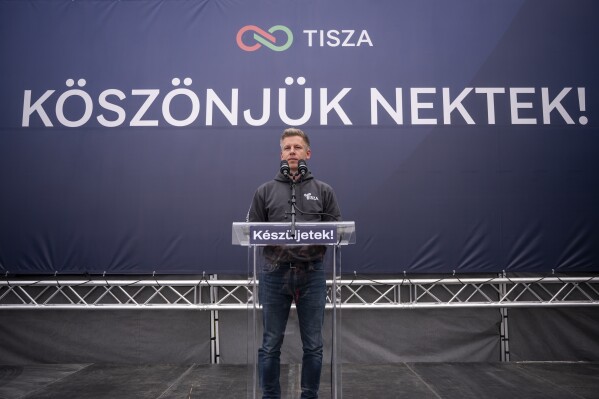 Лидер венгерской оппозиционной партии "Тиса" Петер Мадьяр выступает перед сторонниками перед тем, как в Будапеште, Венгрия, в воскресенье, 13 апреля 2025 года, будут объявлены результаты общественного опроса партии под названием "Голос нации". (Золтан Балог/MTI через AP)