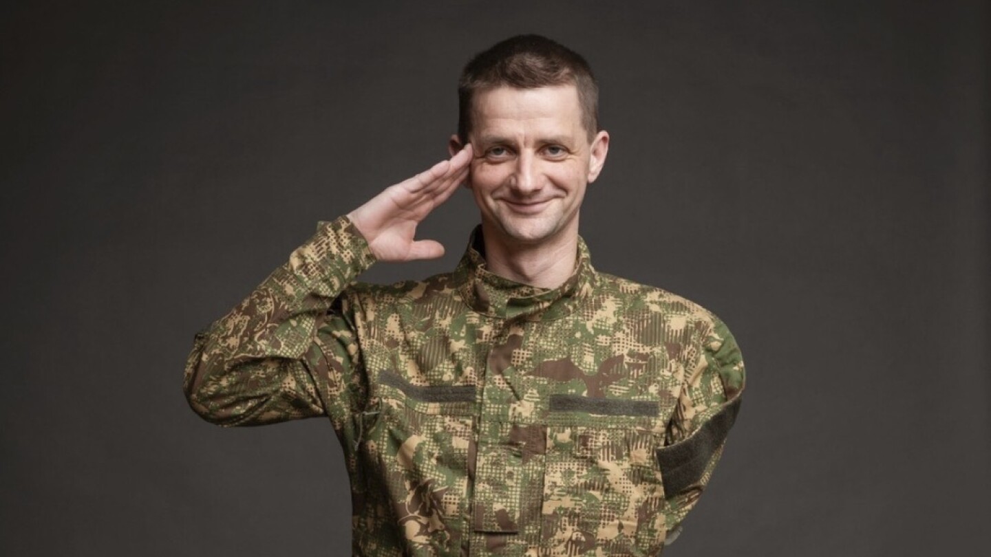 ИСКАНЕ Снимка показва украински войник от полк Азов който е