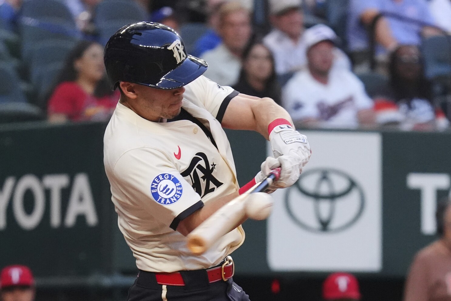 Rangers' slumbering bats come alive in 11-1 victory over Cardinals
