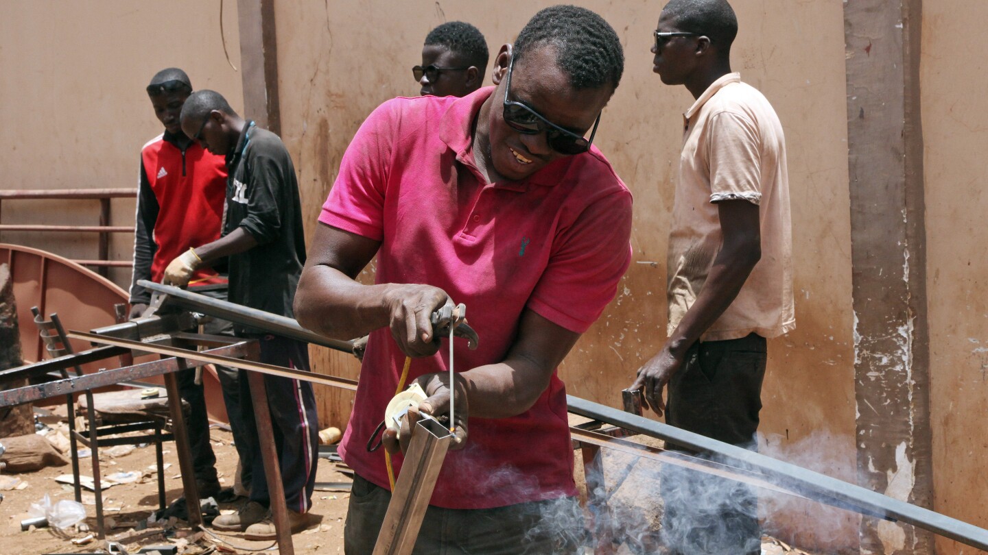 Работниците и уличните търговци в Мали не намират отдих, тъй като смъртоносната гореща вълна обхваща Западна Африка