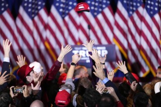 Sus partidarios aplauden después de enterarse de que el candidato presidencial republicano, el expresidente Donald Trump, ganó las primarias de New Hampshire, en una fiesta nocturna de las elecciones primarias en Nashua, NH, el martes 23 de enero de 2024. (Foto AP/Pablo Martinez Monsivais)