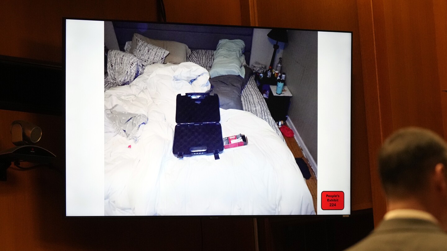 Съдебните заседатели виждат снимка от спалнята на празна кутия с пистолет, използван при стрелба в училище в Мичиган