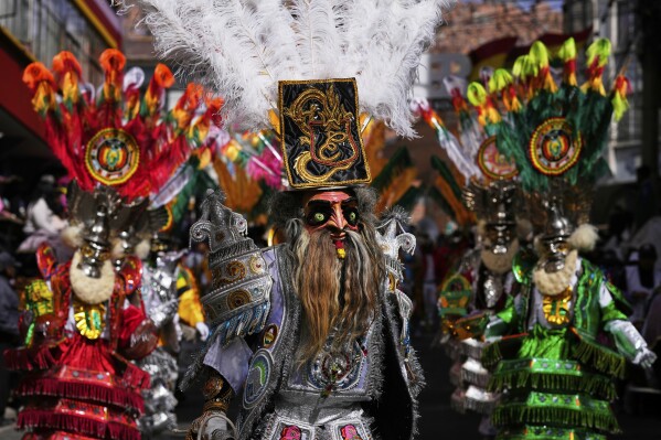 Bailarines participan en el desfile anual en honor a Jesús del Gran Poder, en La Paz, Bolivia, el 14 de junio de 2025. (AP Foto/Juan Karita)