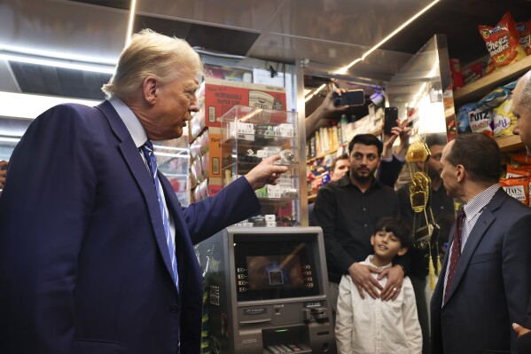Former president Donald Trump talks with bodega owner Maad Ahmed, center, during a visit to his store, Tuesday, April 16, 2024, in New York. Fresh from a Manhattan courtroom, Donald Trump visited a New York bodega where a man was stabbed to death, a stark pivot for the former president as he juggles being a criminal defendant and the Republican challenger intent on blaming President Joe Biden for crime. (Ǻ Photo/Yuki Iwamura)
