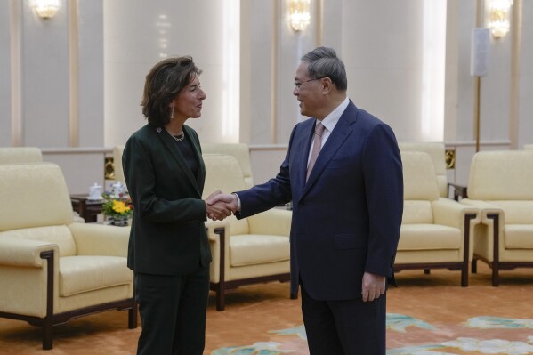 La secretaria de Comercio de Estados Unidos, Gina Raimondo, izquierda, es recibida por el primer ministro chino, Li Qiang, en el Gran Salón del Pueblo en Beijing, el martes 29 de agosto de 2023. (Foto AP/Andy Wong, Pool)