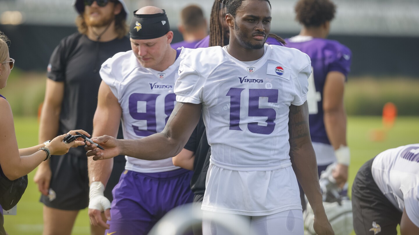 Vikings дават на обещаващия новобранец Pass Rusher Turner ценни тестове в тренировъчния лагер срещу Darrisaw