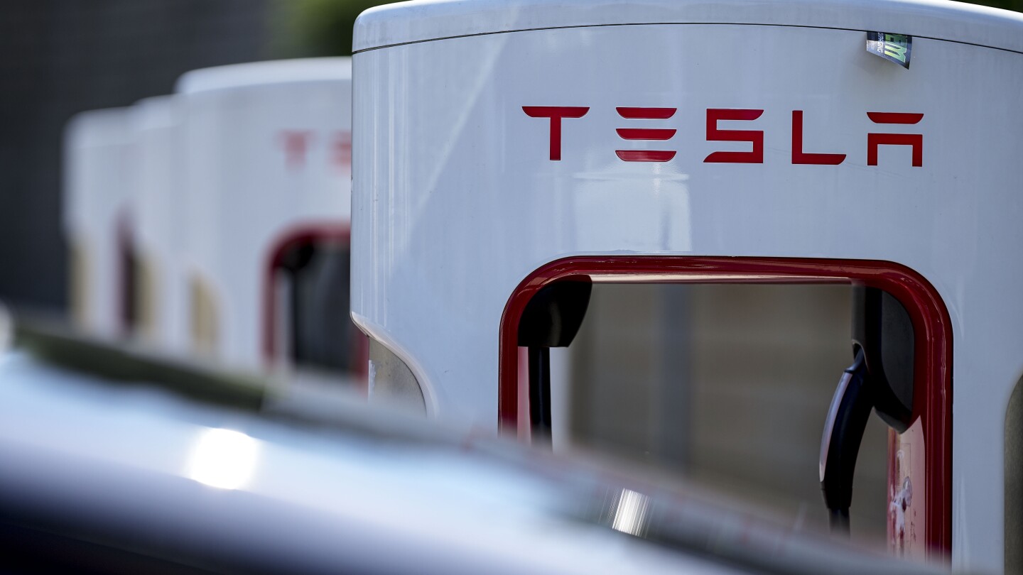 Tesla намалява цената на своята система „Напълно самостоятелно шофиране“ с една трета до $8 000