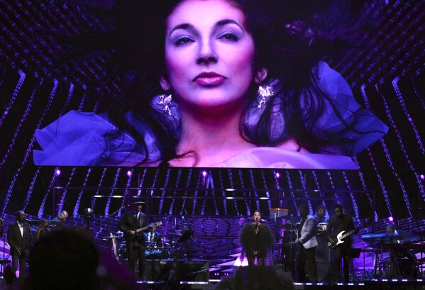 St. Vincent si esibisce durante la cerimonia di introduzione alla Rock and Roll Hall of Fame venerdì 3 novembre 2023 al Barclays Center di New York.  (Foto di Andy Krupa/Invision/AP)