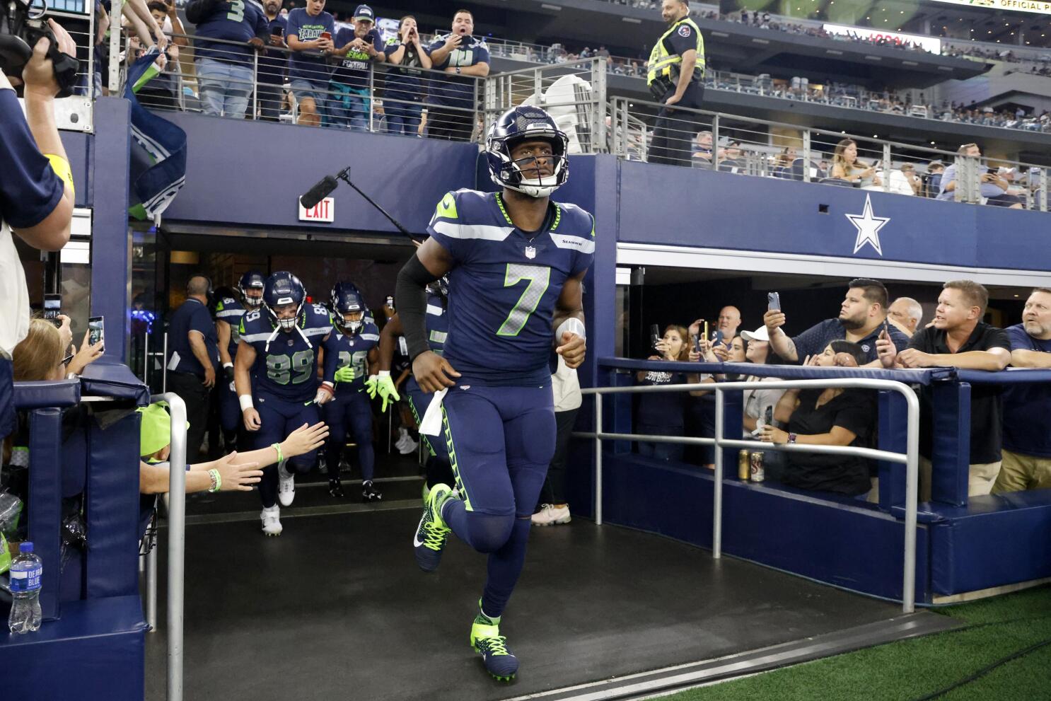 Geno Smith Heads to the Seahawks Locker Room; Drew Lock Takes Over