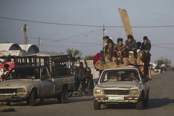 Palestinos huyen de la ofensiva terrestre israelí en Jan Yunis, Franja de Gaza, el 6 de diciembre de 2023. (AP Foto/Mohammed Dahman)