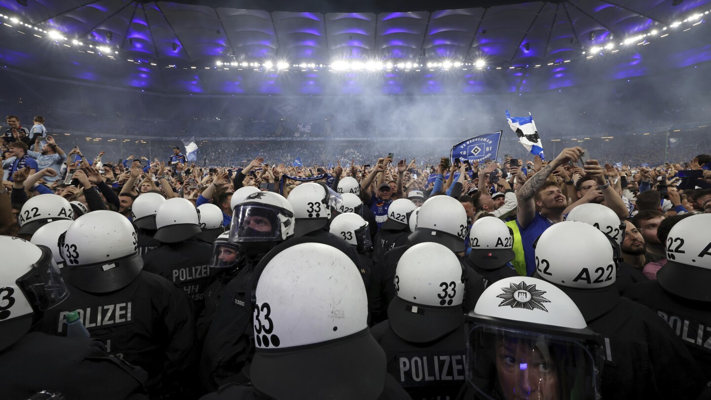 Hamburger SV Promotion Celebrations Injure 25 Fans in Hamburg