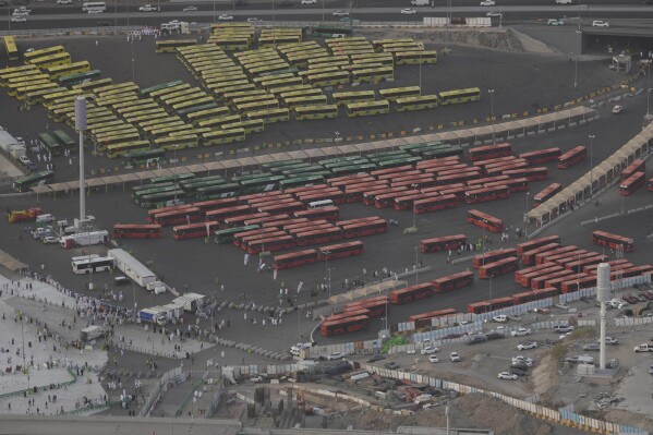 Bus jemaah antri saat ibadah haji tahunan di Mekkah, Arab Saudi, Selasa, 11 Juni 2024. (AP Photo/Rafiq Maqbool)