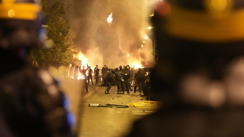 Policías se enfrentan con manifestantes en Nanterre, en las afueras de París, el jueves 29 de junio de 2023. (AP Foto/Christophe Ena)