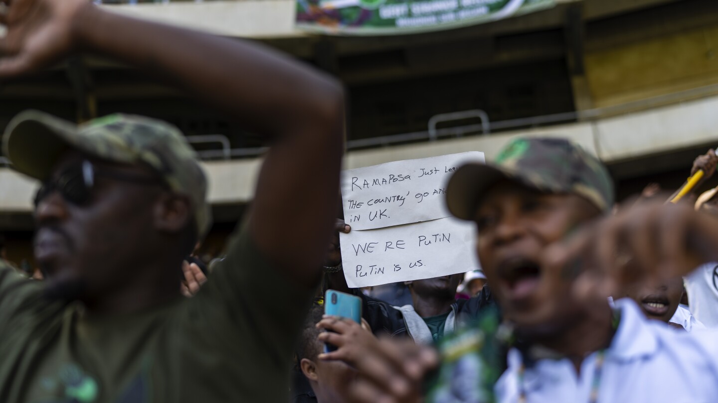 Бившият южноафрикански лидер Зума обещава работни места и безплатно образование, докато лансира партиен манифест
