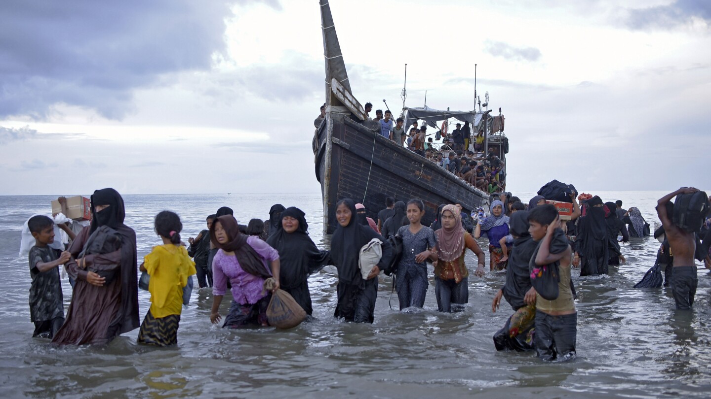 Още 5 лодки, пълни с бежанци, се приближават до бреговете на Индонезия, съобщават военновъздушните сили