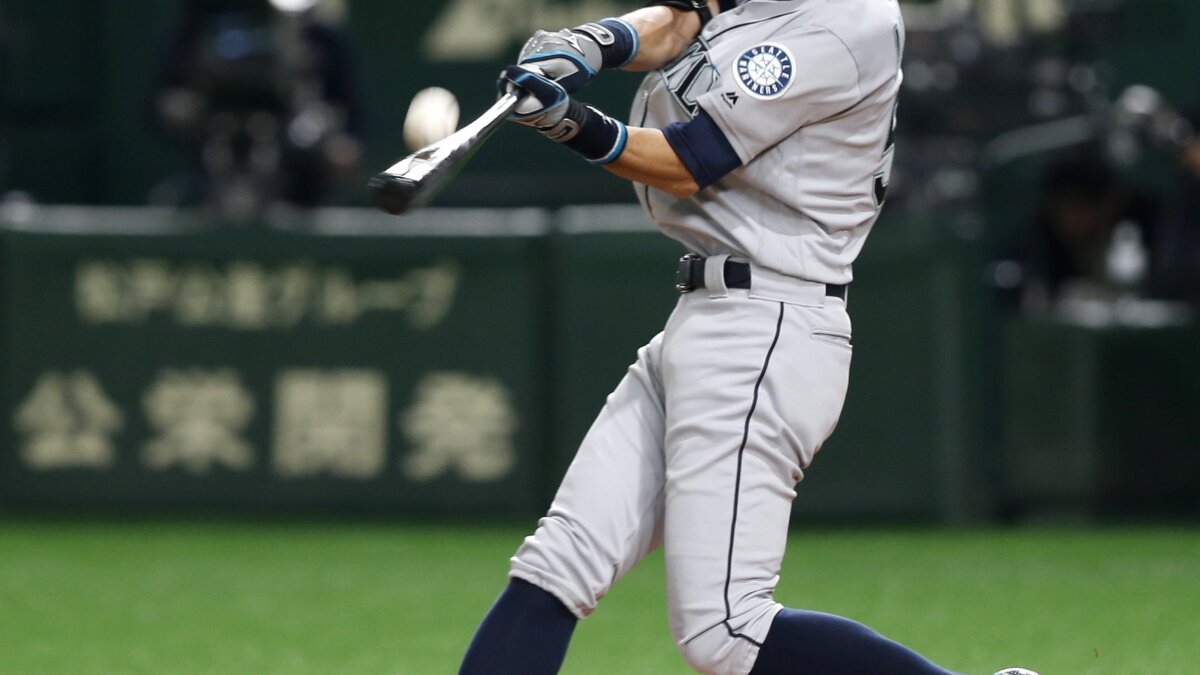 Ichiro takes field with 45,000 voices in full support