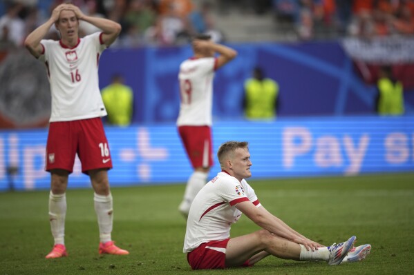 Poland players react during the Group D match between Poland and the Netherlands at the Euro 2024 soccer tournament in Hamburg, Germany, Sunday, June 16, 2024. (AP Photo/Ebrahim Noroozi)