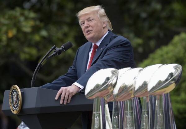 El presidente Donald Trump habla en el jardín sur de la Casa Blanca en Washington, el miércoles 19 de abril de 2017, durante una ceremonia en la que rindió homenaje a los campeones del Super Bowl, los Patriots de Nueva Inglaterra, por su victoria en el Super Bowl LI. (Foto AP/Susan Walsh)