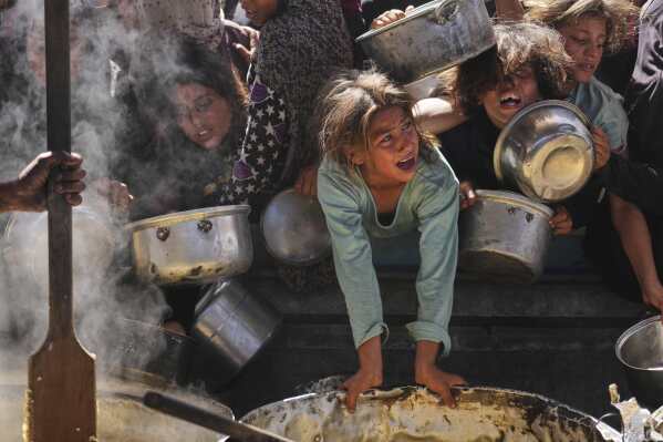 The Palestinians have difficulty donating in a community kitchen in Khan Younis, Gaza Strip on Friday, May 16, 2025. (AP Photo/Abdel Kareem Hana)