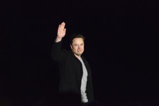 ARCHIVO - Elon Musk saluda mientras da una actualización de la nave espacial de SpaceX, el jueves 10 de febrero de 2022, cerca de Brownsville, Texas. (Miguel Roberts/The Brownsville Herald vía AP, Archivo)